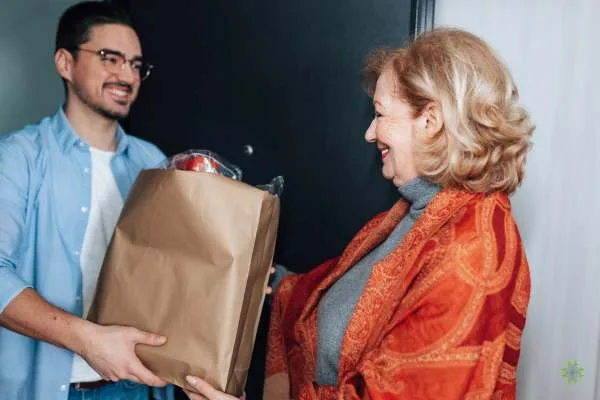 giovane-che-aiuta-una-persona-anziana La gentilezza è sostenibile. E non inquina.