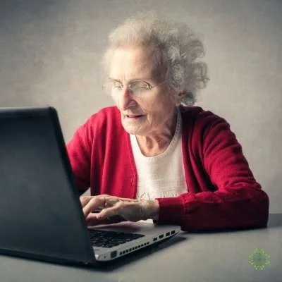 la nonna a scrivere con il pc