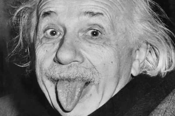 Sostenibilitè Einstein. Primo piano in bianco e nero dello scienziato Albert Einstein mentre fa una smorfia