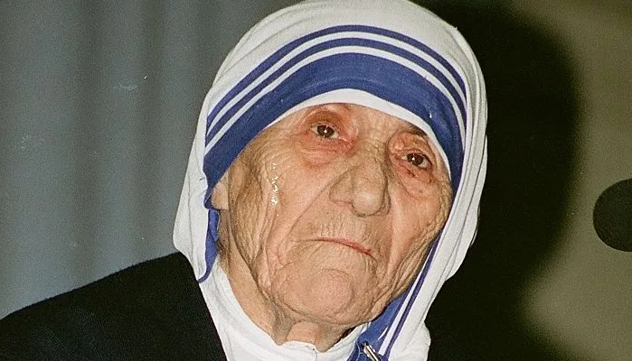 Sostenibilità umana. Primo piano ravvicinato di Madre Teresa di Calcutta con il tradizionale sari bianco a strisce blu delle Missionarie della Carità.